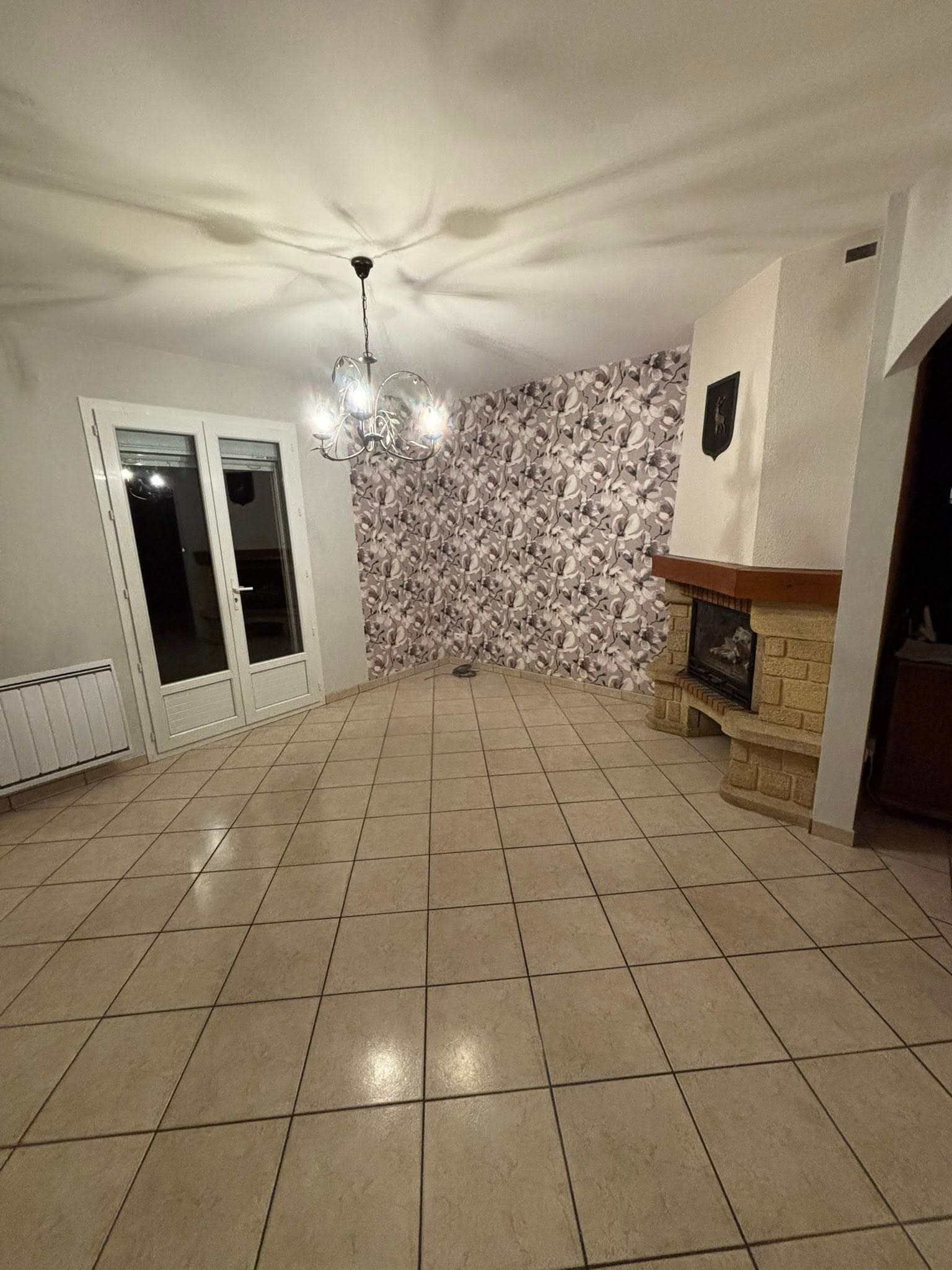 Détail du papier peint fleuri du séjour