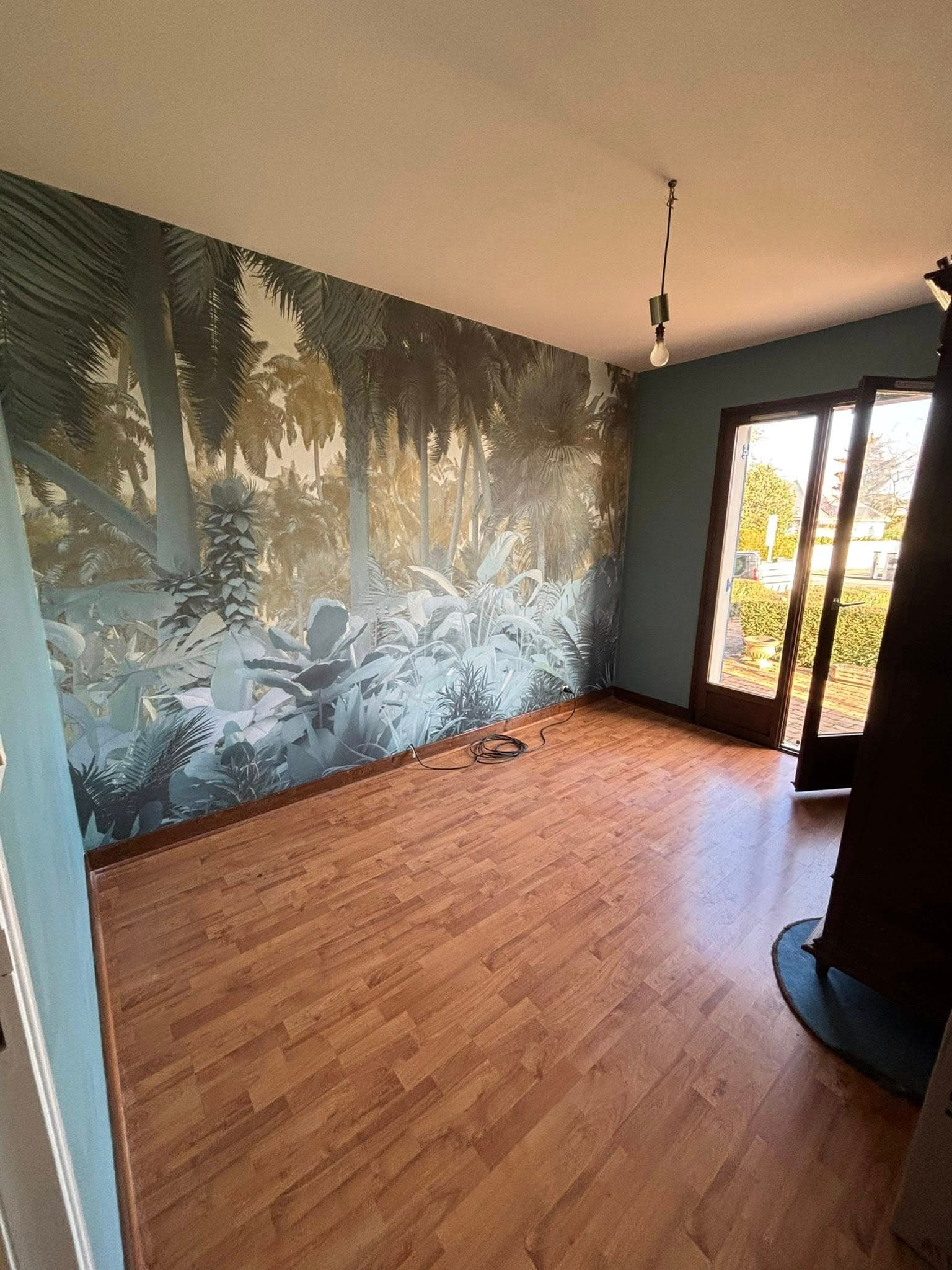 Pose de papier peint panoramique dans une pièce intérieure